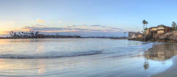 Pôr do sol sobre o porto em Corona del Mar — Fotografia de Stock