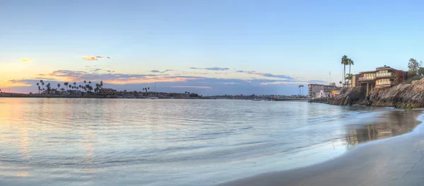 Pôr do sol sobre o porto em Corona del Mar — Fotografia de Stock