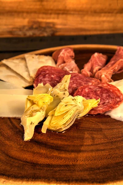 Charcuterie Karton Rustiek Hout Met Kaarsen Achter Een Verspreiding Van — Stockfoto