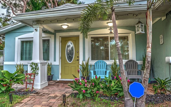 Tropik Napoli, Florida 'daki mavi ve yeşil plaj bungalovu.