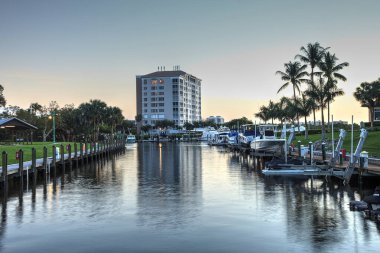 Cocohatchee River Park Marina tekneleri Napoli, Florida 'da gün batımında hizaya girdi..