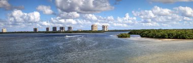 Bonita Springs, Florida 'daki mangrov adalarıyla Estero Körfezi Panoramisi