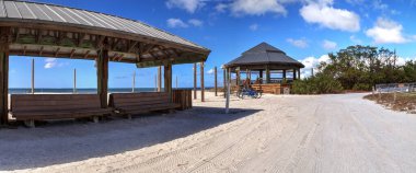 Fort Myers, Florida 'da güneşli bir günde Aşıklar Parkı' na bakan çardak..
