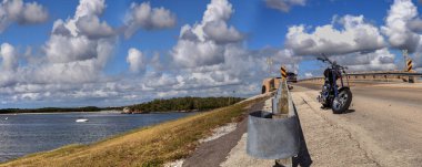 Bonita Beach, Florida, ABD - 16 Kasım 2020: Bonita Sahili geçidi üzerinde, Florida Bonita Springs 'de bir otoyol köprüsü boyunca motosiklet.