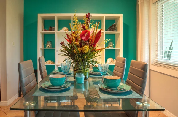 Tropisch Blauwe Tafel Bezet Met Bloemen Waaronder Heliconia Bihai Gele — Stockfoto