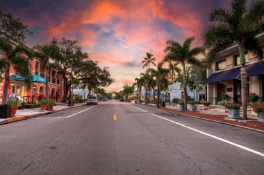 Napoli, Florida, ABD - 22 Eylül 2018: Eski Napoli, Florida 'daki Üçüncü Cadde alışveriş bölgesinde gün doğumu.