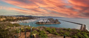 Dana Point Limanı üzerindeki günbatımı Güney Kaliforniya 'daki yürüyüş yolundan, ABD 