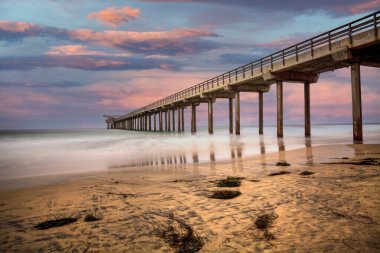 Yaz sonunda Kaliforniya, La Jolla 'daki Scripps rıhtımında gün batımı