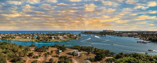 Jüpiter Körfezi 'ndeki Jüpiter Körfezi' nden Loxahatchee Nehri 'nin hava manzarası üzerinde gün batımı, Florida.