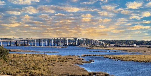 阿查法拉亚河流域大桥的日落 也被称为路易斯安那州空降桥 Louisiana Airborne Memorial Bridge 横跨阿查法拉亚流域的水面 从拉法叶特到路易斯安那州巴吞鲁日 — 图库照片