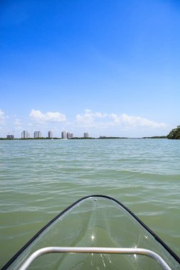 Temiz kano, Florida Bonita Springs 'teki Aşıklar Anahtarı' nın su yolundan geçiyor..