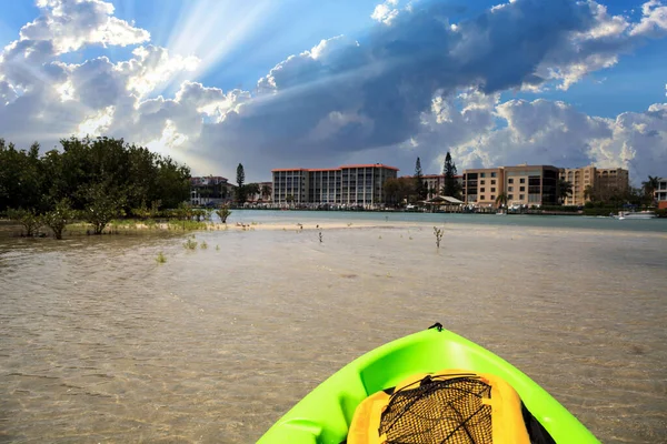 Soleil Brille Travers Les Nuages Sur Kayak Vert Dans Eau — Photo