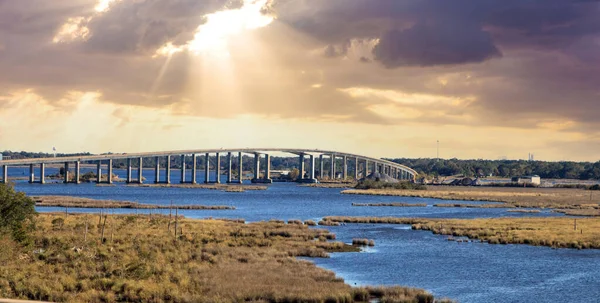 Atchafalaya Havza Köprüsü, Louisiana Havacılık Anıtı Köprüsü olarak da bilinir, Atchafalaya Havzası 'nın suyu üzerinde uzanır ve Lafayette' den Baton Rouge, Louisiana 'ya kadar uzanır..