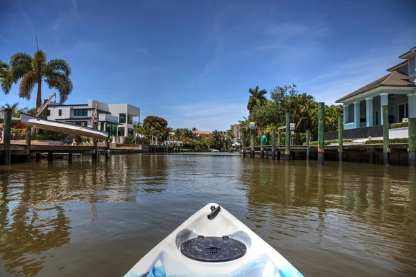 Kayak Forges Its Way Residential Waterways Clam Pass Naples Florida — Stock Photo, Image