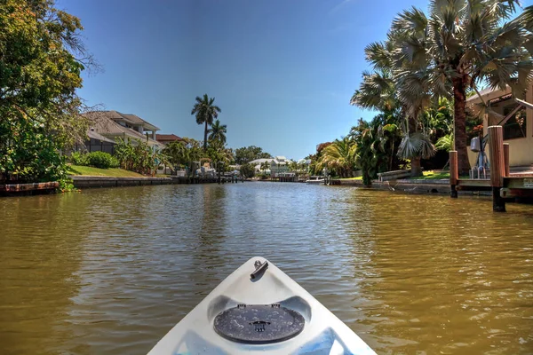 Kajak Bahnt Sich Seinen Weg Durch Die Wohnwasserstraßen Der Nähe — Stockfoto