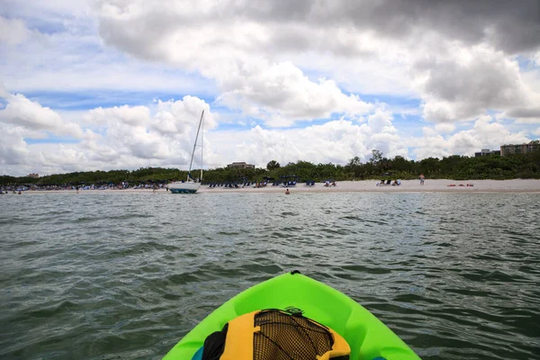 Barca Vela Naufragata Sulla Spiaggia Clam Pass Napoli Florida Vista — Foto Stock