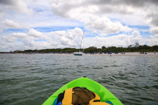 Barca Vela Naufragata Sulla Spiaggia Clam Pass Napoli Florida Vista — Foto Stock