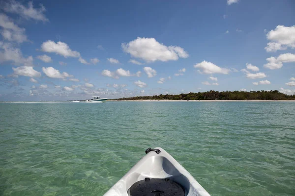 Bateau Vitesse Devant Kayak Sur Eau Cristalline Océan Delnor Wiggins — Photo