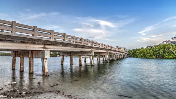 佛罗里达州博尼塔斯普林斯通往海洋的希科里山口桥上的蓝天 — 图库照片