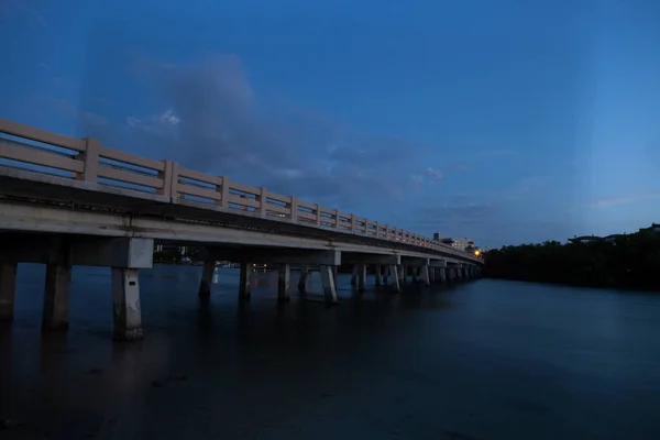 Noční Obloha Nad Mostem Přes Průsmyk Hickory Vedoucí Oceánu Bonita — Stock fotografie
