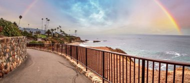 Kaliforniya, Laguna Plajı 'ndaki Heisler Park üzerinde gökkuşağı.