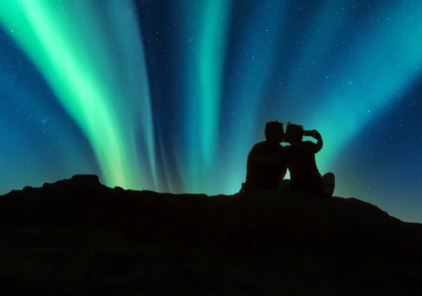 Couple Kiss Rock Green Aurora Borealis Shimmers Reykjavik Iceland — Stock Photo, Image