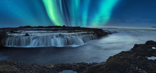 Aurora Boreal Verde Brilha Sobre Água Oceano Enquanto Cascata Sobre Imagem De Stock