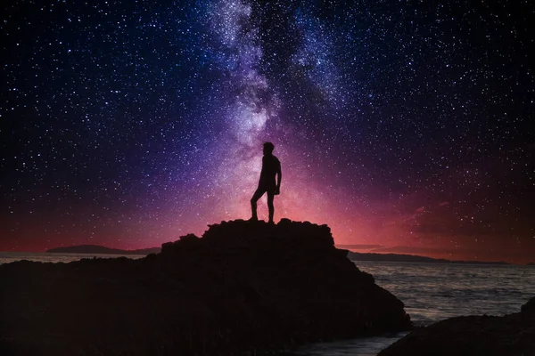 Ночные Звезды Над Маном Отражают Силуэт Океанской Воды Каскадом Каскадом Лицензионные Стоковые Изображения