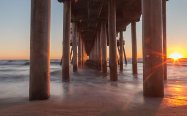 Huntington Beach iskelesinden altında