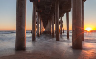 Huntington Beach iskelesinden altında