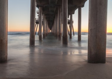 Huntington Beach iskelesinden altında