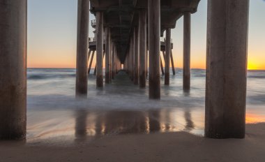 Huntington Beach iskelesinden altında