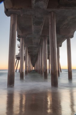 Huntington Beach iskelesinden altında