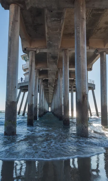 Under the Huntington Beach Pier — Stock Photo, Image
