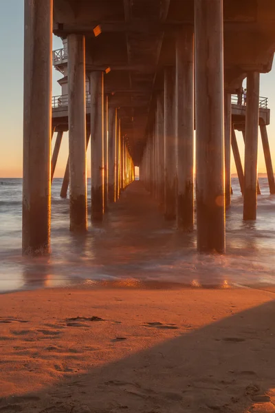 Bajo el muelle de Huntington Beach — Foto de Stock