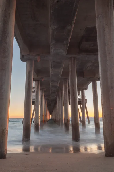 Bajo el muelle de Huntington Beach — Foto de Stock