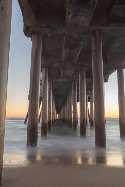 Sob o cais de Huntington Beach — Fotografia de Stock