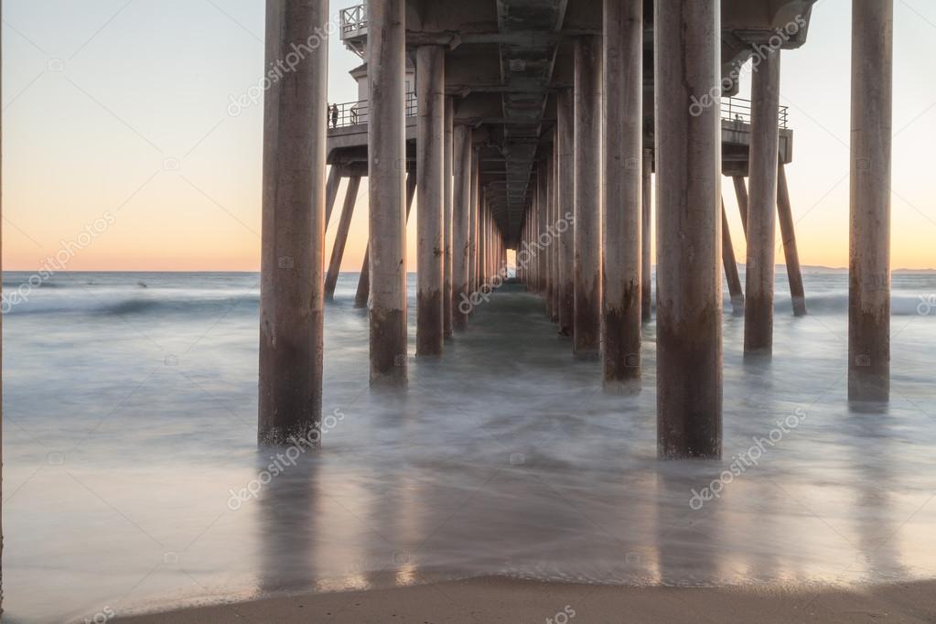 Bajo el muelle de Huntington Beach 2024