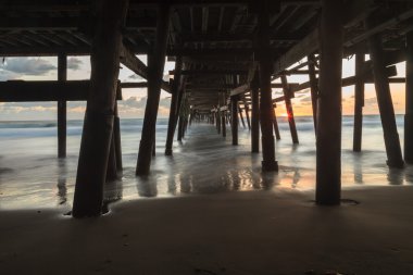 Gün batımında sahilde altında San Clemente pier