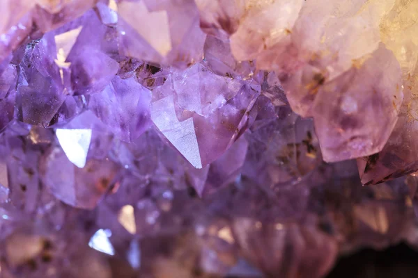 紫色和白色的天然紫水晶晶洞 — 图库照片