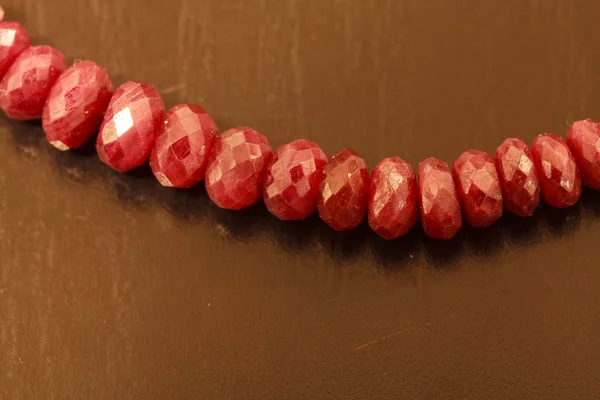 Corda de colar de contas de rubi naturais — Fotografia de Stock