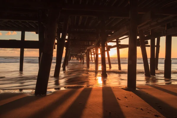 Sob o cais de San Clemente na praia ao pôr-do-sol — Fotografia de Stock