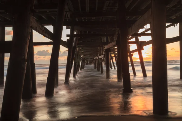 Bajo el muelle de San Clemente en la playa al atardecer — Foto de Stock