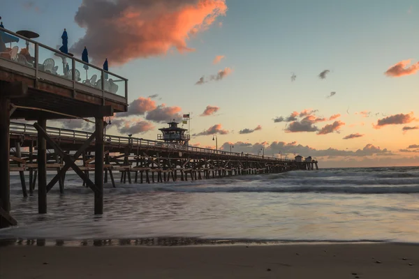 Sous la jetée de San Clemente sur la plage au coucher du soleil — Photo