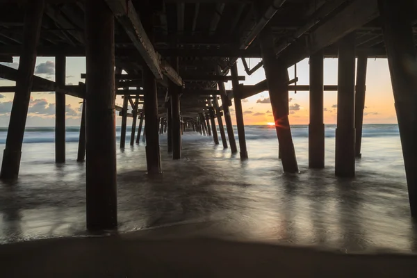 Bajo el muelle de San Clemente en la playa al atardecer — Foto de Stock