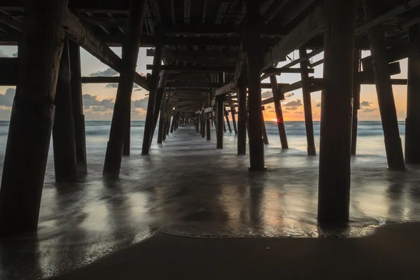 Bajo el muelle de San Clemente en la playa al atardecer — Foto de Stock