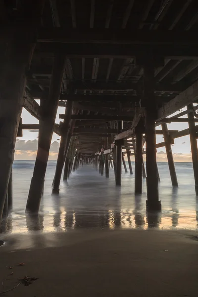 Bajo el muelle de San Clemente en la playa al atardecer —  Fotos de Stock