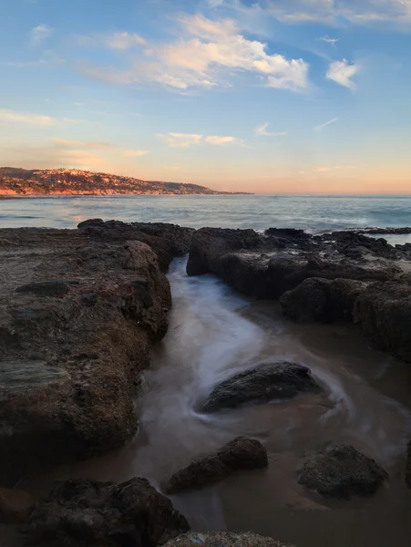 岩に沈む夕日の長時間露光 — ストック写真