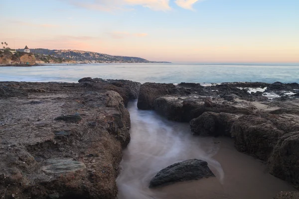 Larga exposición del atardecer sobre rocas — Foto de Stock