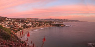 Hilal Bay günbatımında okyanus panoramik plaj